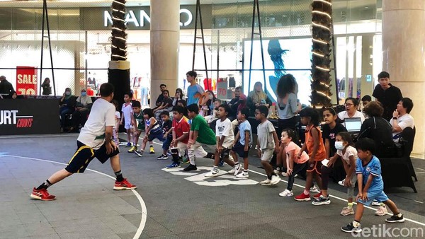 Gemasnya Anak-anak Latihan Basket di Dalam Mal Jakarta