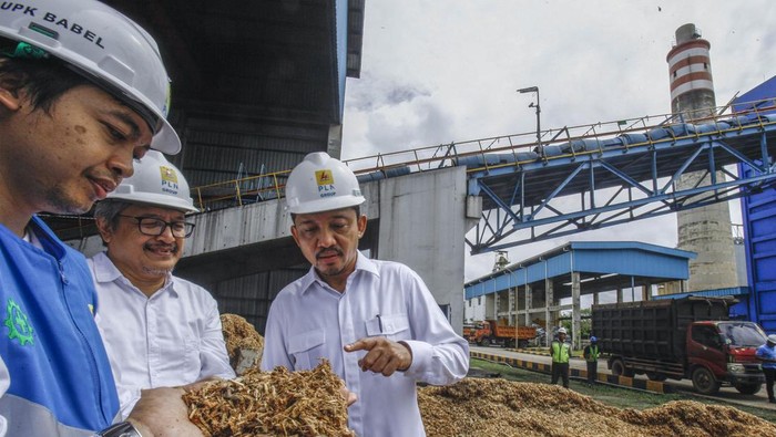 Groundbreaking pembangunan pabrik Wood Chip di Bangka Belitung Bupati Bangka Mulkan (kedua kanan) berbincang dengan CEO PT Maharaksa Biru Energi Tbk Bobby Gafur Umar (kanan), Direktur PT Mentari Biru Energi Widi Pancono (kedua kiri) dan Direktur PT Bakti Energi Sejahtera Lutfi Nazi (kiri) saat berbincang pada groundbreaking pembangunan pabrik wood chip di Bangka, Bangka Belitung, Senin (10/7/2023). PT Maharaksa Biru Energi Tbk (OASA) memantapkan komitmennya membantu pemerintah dalam memanfaatkan sumber-sumber alternatif energi terbarukan (ET) dengan meresmikan pembangunan pabrik wood chip terbesar untuk co firing pembangkit listrik PLN di pulau Bangka dengan investasi yang dikeluarkan mencapai Rp200 milyar dalam dua tahun ini. ANTARA FOTO/Yulius Satria Wijaya/hp.