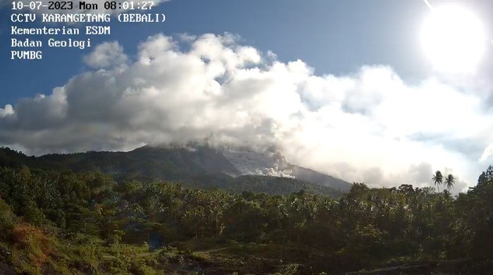 Gunung Karangetang di Kabupaten Kepulauan Sitaro, Sulut, meluncurkan awan panas guguran.
