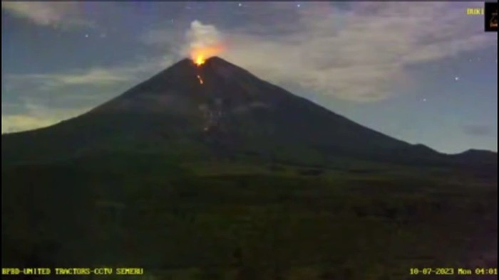 Gunung Semeru keluarkan guguran lava pijar