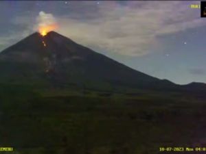 Gunung Semeru 3 Kali Luncurkan Guguran Lava Pijar Sejauh 1,5 Km