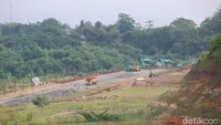 Sejumlah alat berat tengah melakukan pekerjaan pembangunan komplek perumahan di kawasan Kabupaten Tangerang, Senin (10/7/2023). Melejitnya harga rumah hingga kurangnya persiapan finansial menjadi kendala terbesar pembelian rumah bagi kalangan milenial di Tanah Air.
