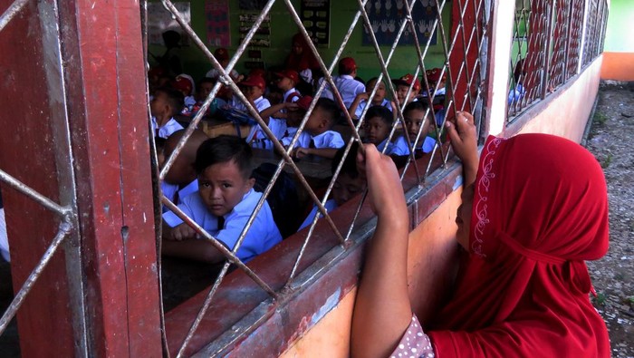 Hari pertama masuk sekolah di Gowa Orang tua siswa baru melihat anaknya di dalam kelas pada hari pertama masuk sekolah di SD Inpres Panggentungang Utara, Kabupaten Gowa, Sulawesi Selatan, Senin (10/7/2023). Hari pertama masuk sekolah tahun ajaran 2023/2024 setelah libur panjang kenaikan kelas dilaksanakan secara serentak untuk tingkat sekolah dasar. ANTARA FOTO/Abriawan Abhe/tom.