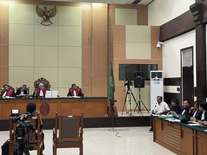 Haris Azhar Emosi Dipotong Jaksa Saat Tanya Ahli: Kok Anda yang Jawab