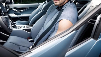 Saat Ai diminta membuat foto casual driving. Foto: Boredpanda
