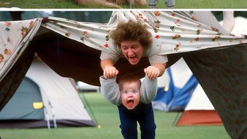 Saat AI diminta membuat foto susahnya menjadi orang tua. Foto: Boredpanda