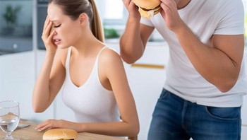 Meminta AI membuat foto suami mengajarkan cara memakan burger. Foto: Boredpanda