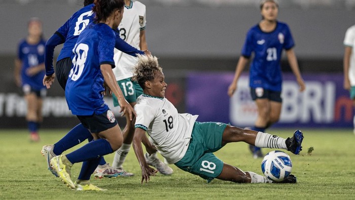 Pesepak bola Timnas Wanita Indonesia U-19 Ayunda Dwi Anggraini meluapkan kegembiraannya usai mencetak gol ke gawang Timnas Kamboja pada pertandingan penyisihan grup A AFF U-19 Women Championship 2023 di Stadion Gelora Sriwijaya Jakabaring (GSJ) Palembang, Sumatera Selatan, Minggu (9/7/2023). Indonesia menang dengan skor 5-0. ANTARA FOTO/Nova Wahyudi/pras.