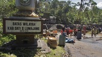 Jembatan ini putus akibat diterjang banjir lahar dingin Gunung Semeru pada Jumat (7/7). 