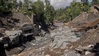 Warga mengamati kondisi Jembatan Kali Glidik di Pronojiwo, Lumajang, Jawa Timur, Senin (10/7/2023). 