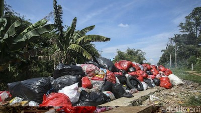 Jorok! Sampah Menumpuk di Bibir Kali Depok