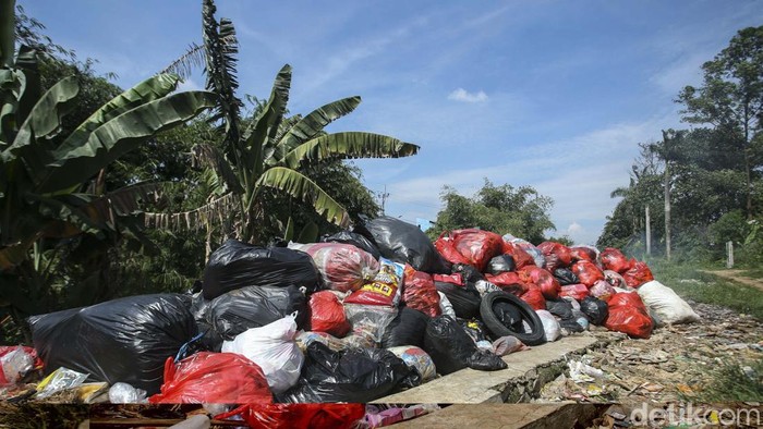 Jorok! Sampah Menumpuk di Bibir Kali Depok Sampah menumpuk di pinggir Kali Baru, Pitara, Depok. Sampah ini menimbulkan bau tidak sedap.