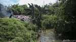 Jorok! Sampah Menumpuk di Bibir Kali Depok