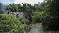 Bukan hanya ditumpuk, sampah di lokasi ini juga nampak dibakar. 