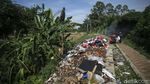 Jorok! Sampah Menumpuk di Bibir Kali Depok