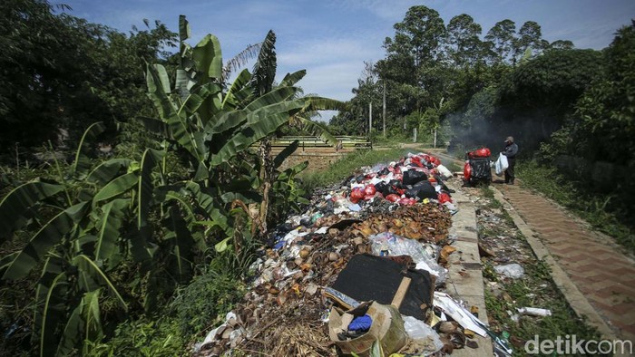 Jorok! Sampah Menumpuk di Bibir Kali Depok Sampah menumpuk di pinggir Kali Baru, Pitara, Depok. Sampah ini menimbulkan bau tidak sedap.