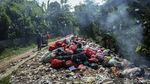 Jorok! Sampah Menumpuk di Bibir Kali Depok