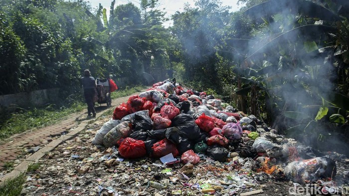 Jorok! Sampah Menumpuk di Bibir Kali Depok Sampah menumpuk di pinggir Kali Baru, Pitara, Depok. Sampah ini menimbulkan bau tidak sedap.