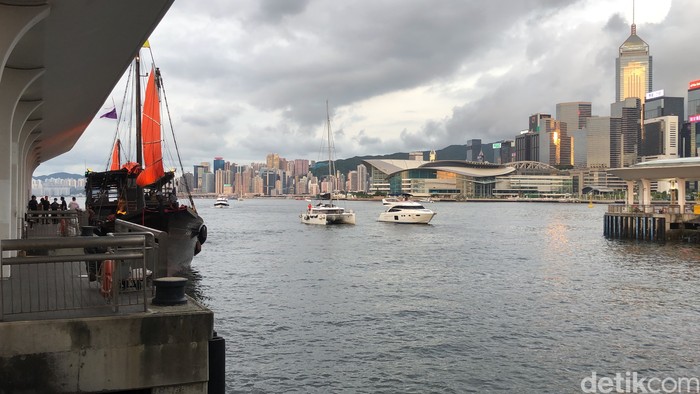 Kapal Aqua Luna di Hong Kong Kapal Aqua Luna di Hong Kong