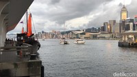 Para penumpang dibawa menyusuri Selat Victoria yang memisahkan Pulau Hong Kong dan Tsim Sha Tsui secara perlahan.