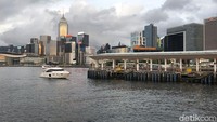 Ada banyak perahu sewaan di Hong Kong yang bisa traveler coba, mulai dari kapal untuk makan malam sampai kapal untuk berpesta layaknya sebuah bar.
