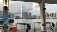 Hong Kong terkenal dengan tempat wisata dan berpesta. Pestanya tidak hanya dilakukan di darat, bahkan di laut sekalipun.