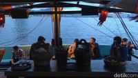 Ada beberapa pilihan tema perjalanan menggunakan kapal antik ini, seperti Dim Sum Cruise yaitu menjelajah laut Hong Kong sambil makan hidangan dim sum, Afternoon Tea Cruise yaitu menjelajah sambil minum teh khas lokal, hingga Symphony of Lights Cruise & Dinner.