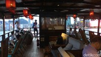 Kala itu detikcom mencoba Evening Harbour Cruise yaitu menjelajah laut Hong Kong sambil menikmati matahari terbenam. Sebelum berangkat, beli tiket dulu yang harganya HK$ 270 (Rp 540 ribu) untuk dewasa dan HK$ 170 (Rp 340 ribu) untuk anak-anak.