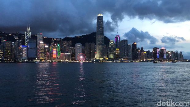 Kapal Aqua Luna di Hong Kong