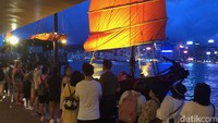 Kapal Aqua Luna ini kapal antik yang bentuknya mirip kapal bajak laut jadul, mirip kapalnya Sao Feng yang diperankan Chow Yun-Fat di film Pirates of the Caribbean.