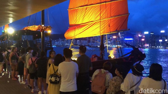 Kapal Aqua Luna di Hong Kong