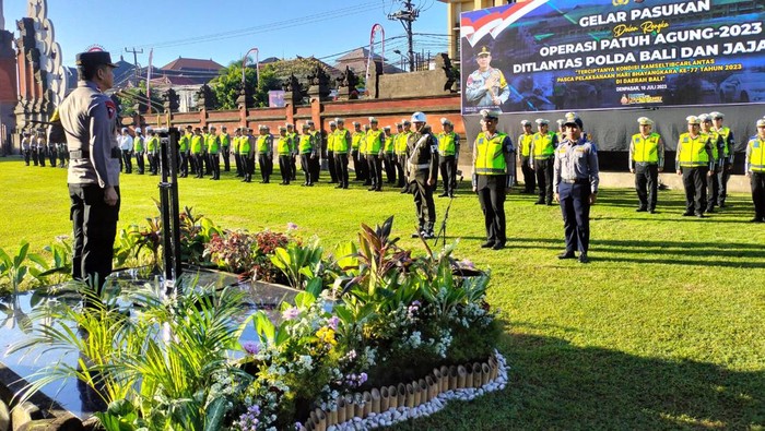 Kapolda Bali Irjen Putu Jayan Danu Putra memimpin apel Operasi Patuh Agung 2023 di Mapolda Bali, Senin (10/7/2023).