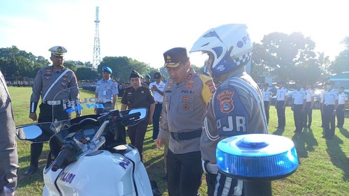Kapolda NTB Irjen Djoko Poerwanto memimpin apel Patuh Rinjani 2023 di Lapangan Bhara Daksa Polda NTB, Mataram, Senin (10/7/2023).