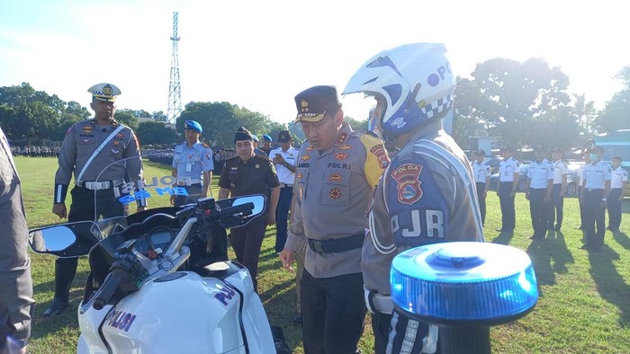 Kapolda NTB Irjen Djoko Poerwanto memimpin apel Patuh Rinjani 2023 di Lapangan Bhara Daksa Polda NTB, Mataram, Senin (10/7/2023).
