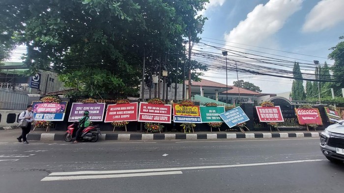 Karangan bunga desak KPK tahan Hasbi Hasan di PN Jaksel (Rumondang-detikcom)