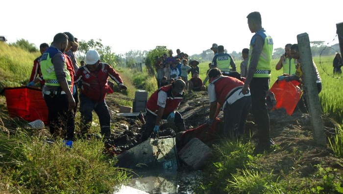 Kecelakaan bus di jalan tol pejagan pemalang Petugas mengevakuasi korban kecelakaan bus di Tempat Kejadian Perkara (TKP) jalan tol Pejagan-Pemalang KM 298, Kabupaten Tegal, Jawa Tengah, Senin (10/7/2023). Dalam kecelakaan bus Agra Mas jurusan Jakarta-Semarang itu mengakibatkan tujuh orang luka-luka dan dua orang meninggal di TKP. ANTARA FOTO/Oky Lukmansyah/hp.