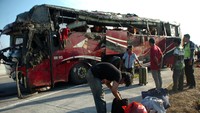 Petugas menata barang-barang milik penumpang bus usai evakuasi di Tempat Kejadian Perkara (TKP) jalan tol Pejagan-Pemalang KM 298, Kabupaten Tegal, Jawa Tengah, Senin (10/7/2023).