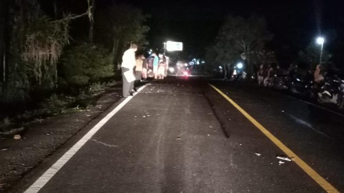 Kondisi sepeda motor yang ringsek akibat terlibat kecelakaan maut di Jalur Denpasar-Gilimanuk tepatnya di Banjar Munduk Bayur, Desa Tuwed, Kecamatan Melaya, Jembrana, Bali, Minggu (9/7/2023).
