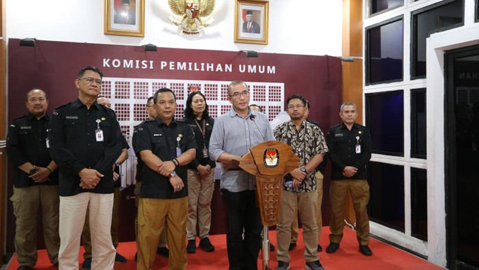 Ketua KPU Hasyim Asyari dan jajaran