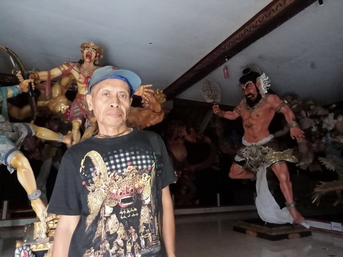 Ketut Nuada yang kumpulkan uang pribadi Rp 200 juta bikin museum ogoh-ogoh di Mengwi, Badung, Bali. (Agus Eka/detikBali)