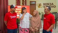 Chief Marketing Officer Ninja Xpress, Andi Djoewarsa, Yeri Afriyani, Owner Calla the Label, Avianty Utami, Perwakilan Shipper Owner Cuambel, Head of Trade Marketing Ninja Xpress, Subarkah Dwipayana saat memberikan keterangan pers di Jakarta, Senin (10/7/2023).