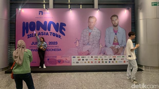 Konser Honne Surabaya