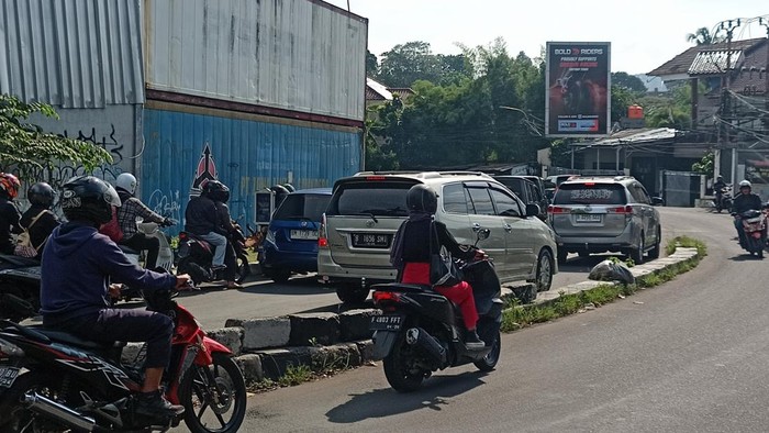 Lalin Cirendeu Arah Lebak Bulus Jaksel Macet, Pemotor Nekat Lawan Arus
