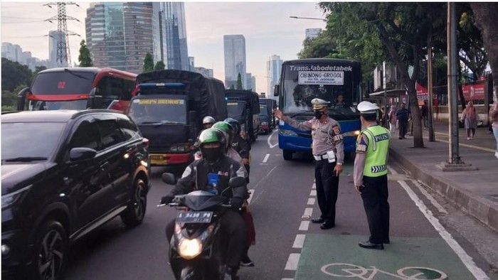 Lalin Gatsu Arah Slipi Padat Senin Pagi Ini
