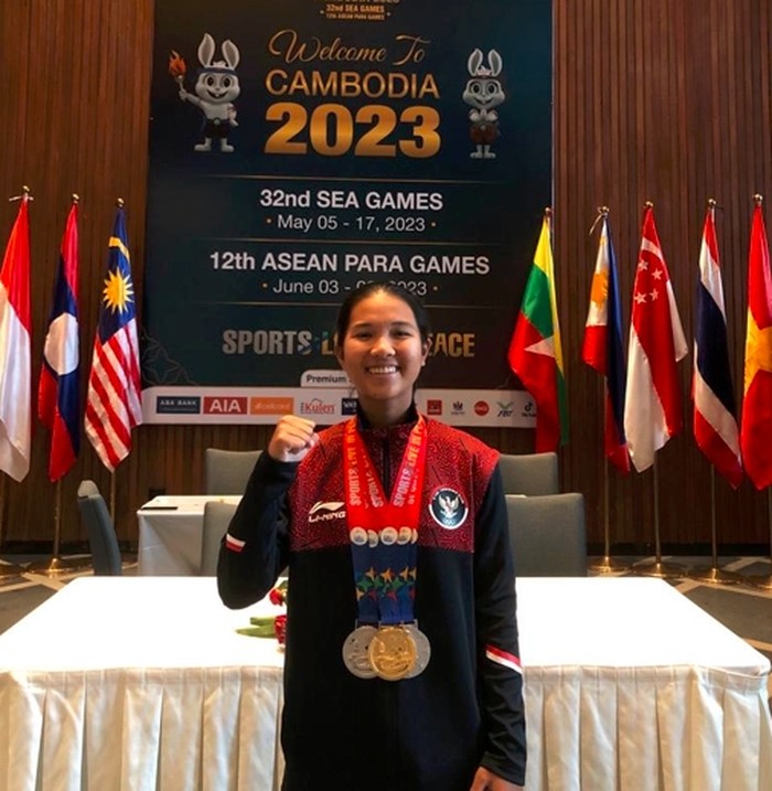 Lie Qiao asal Buleleng saat menerima medali perak di Sea Games Kamboja 2023. (Dok. Lie Qiao)