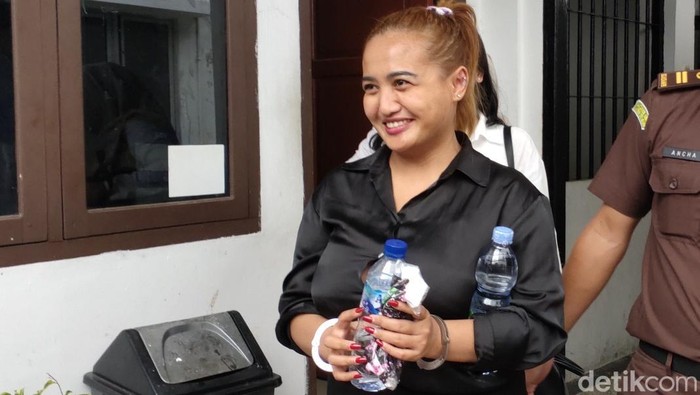 Lina Mukherjee diborgol sebelum ditahan di Lapas Wanita Merdeka, Palembang. (Welly Jasrial Tanjung/detikSumbagsel)