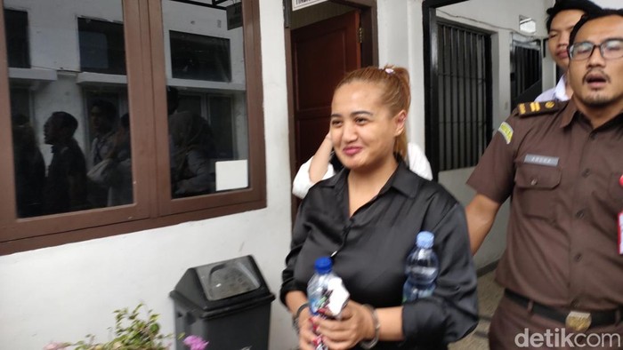 Lina Mukherjee, TikToker yang makan babi dengan mengucap bismillah, resmi ditahan.
