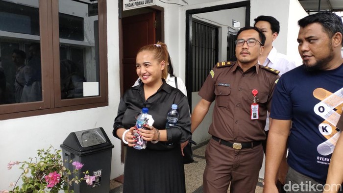 Lina Mukherjee tersenyum tegar meski resmi ditahan.