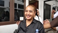 Menurut Ersa, pihaknya berupaya untuk mengajukan penangguhan penahanan tapi masih menunggu kabar. Bu Lina berharap kasus ini bisa selesai secepatnya karena banyak karyawan yang mau dibiayai, ujarnya. Foto: Welly Jasrial Tanjung/detikcom