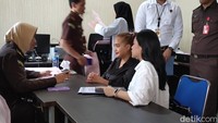Di dalam ruang pemeriksaan, Lina ditemani kuasa hukumnya nampak tegar dan menerima konsekuensi atas apa yang telah ia lakukan. Saat diberi nasihat oleh penyidik, Lina pun mulai menangis. Foto: Welly Jasrial Tanjung/detikcom